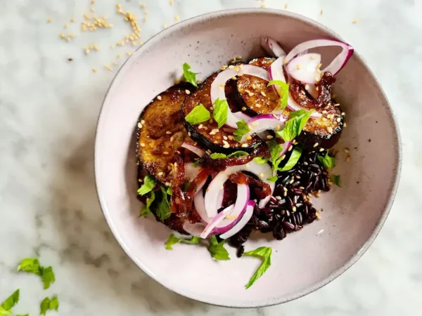 Kleverige aubergine met zwarte rijst Sticky aubergine