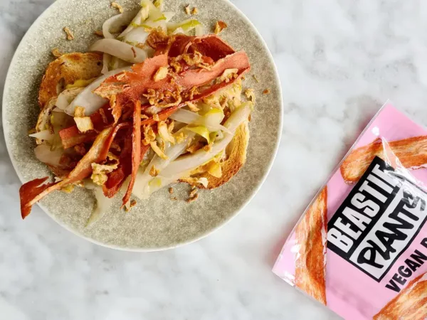 Toast met witlof en vegan spek