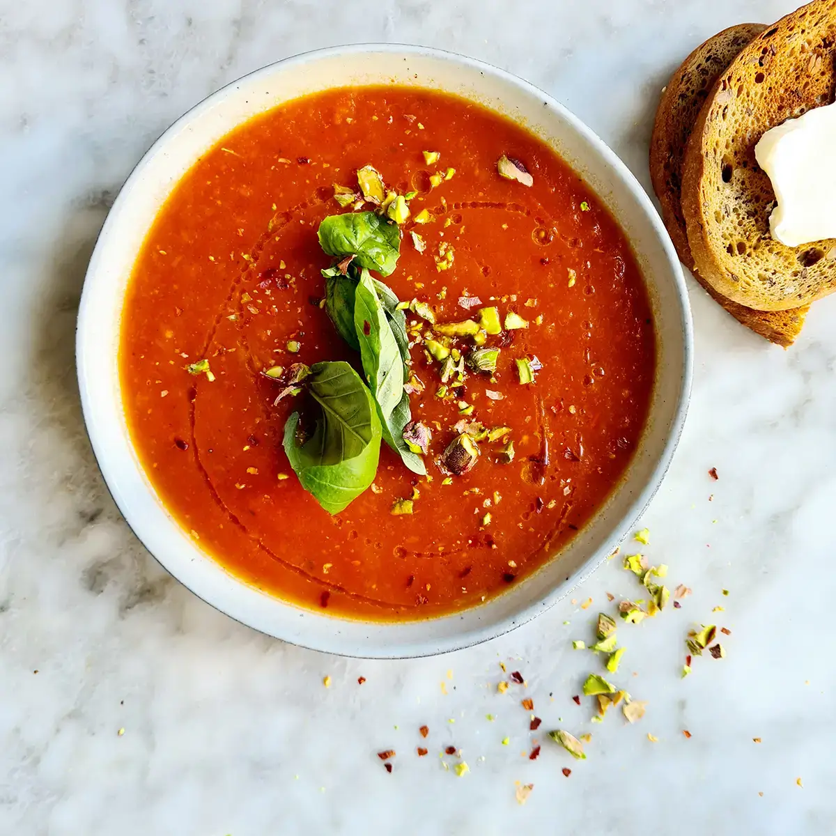 Plantaardige tomatensoep met basilicum