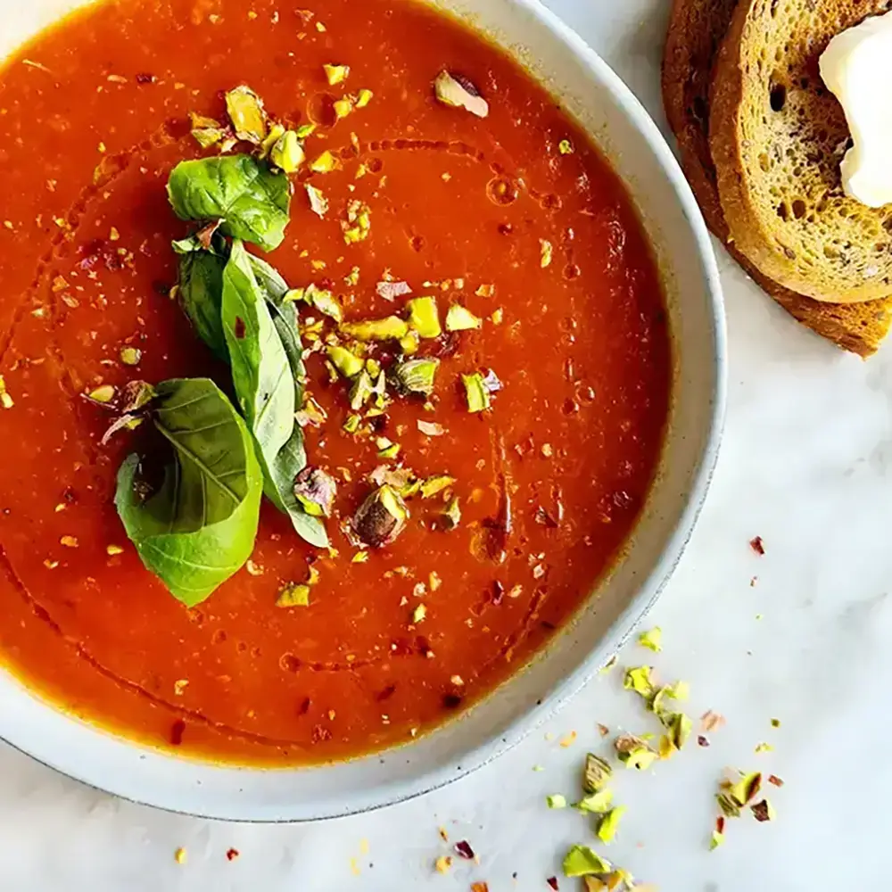Vegan tomatensoep met basilicum Vegan tomatensoep met basilicum