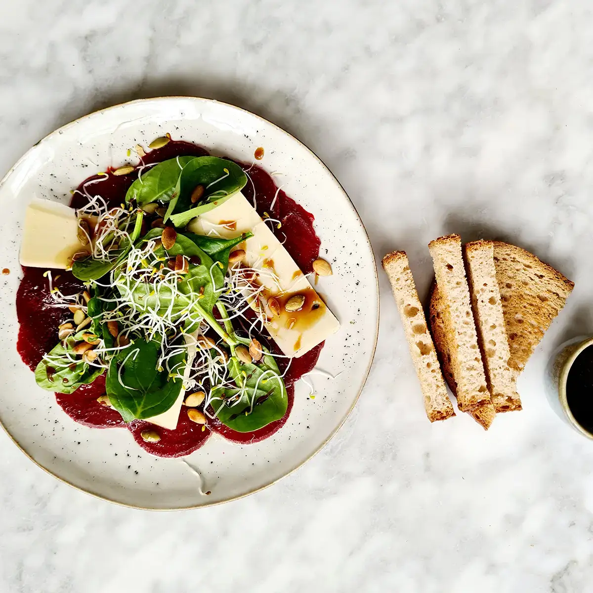 Carpaccio van rode biet met stroop