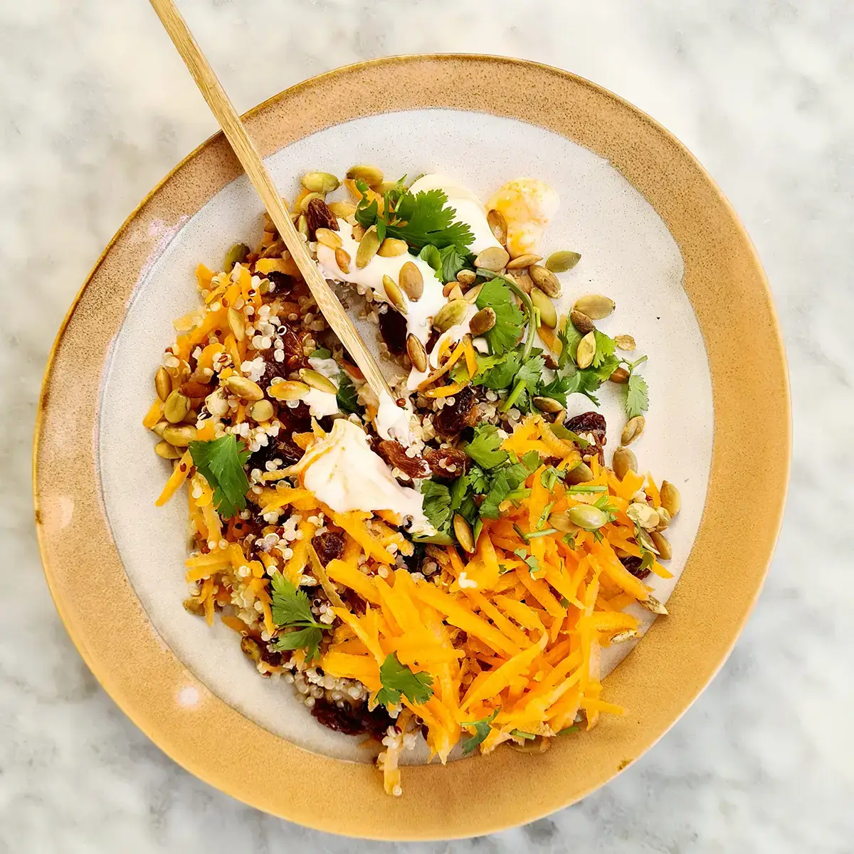 Quinoa met wortel en rozijnen salade