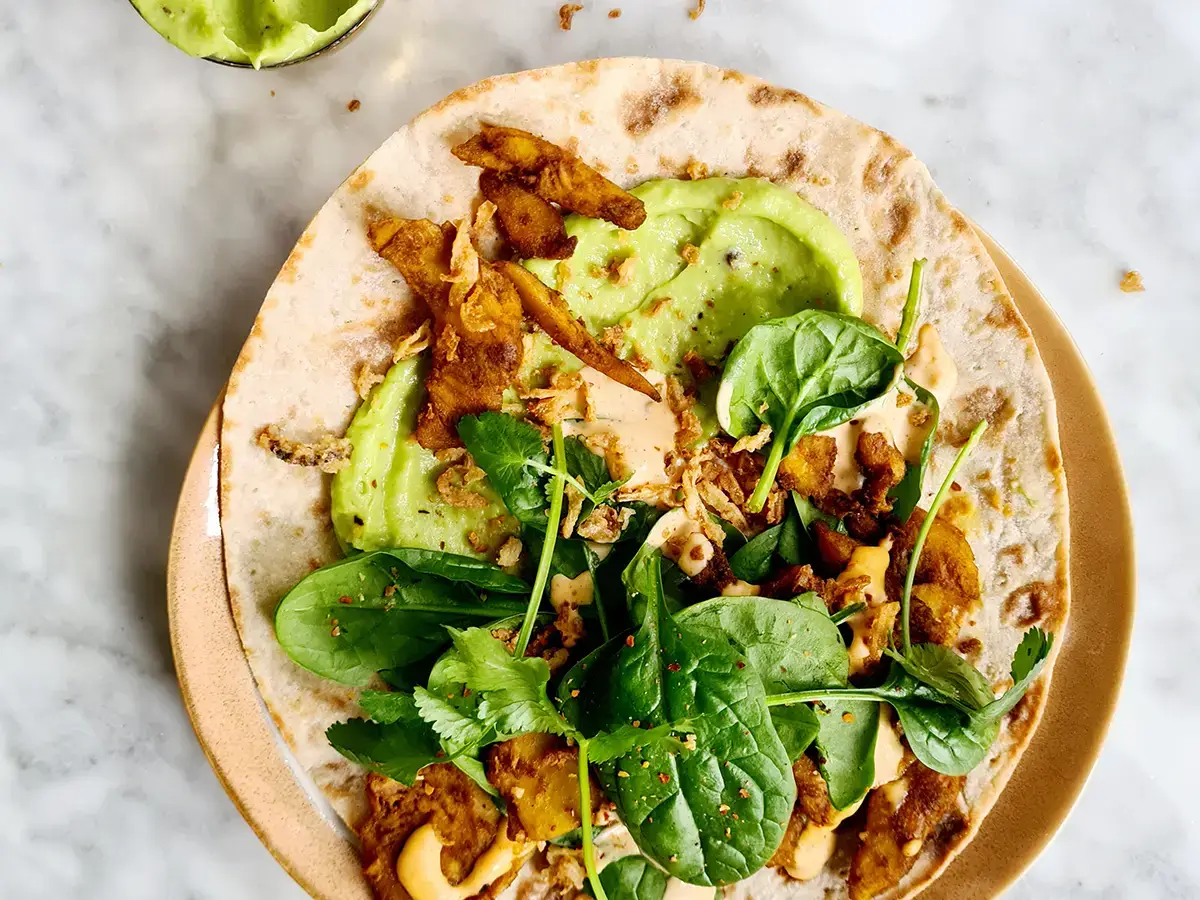 Wrap met vegan kip en avocado