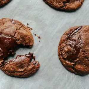 Chocolate chip cookie eten