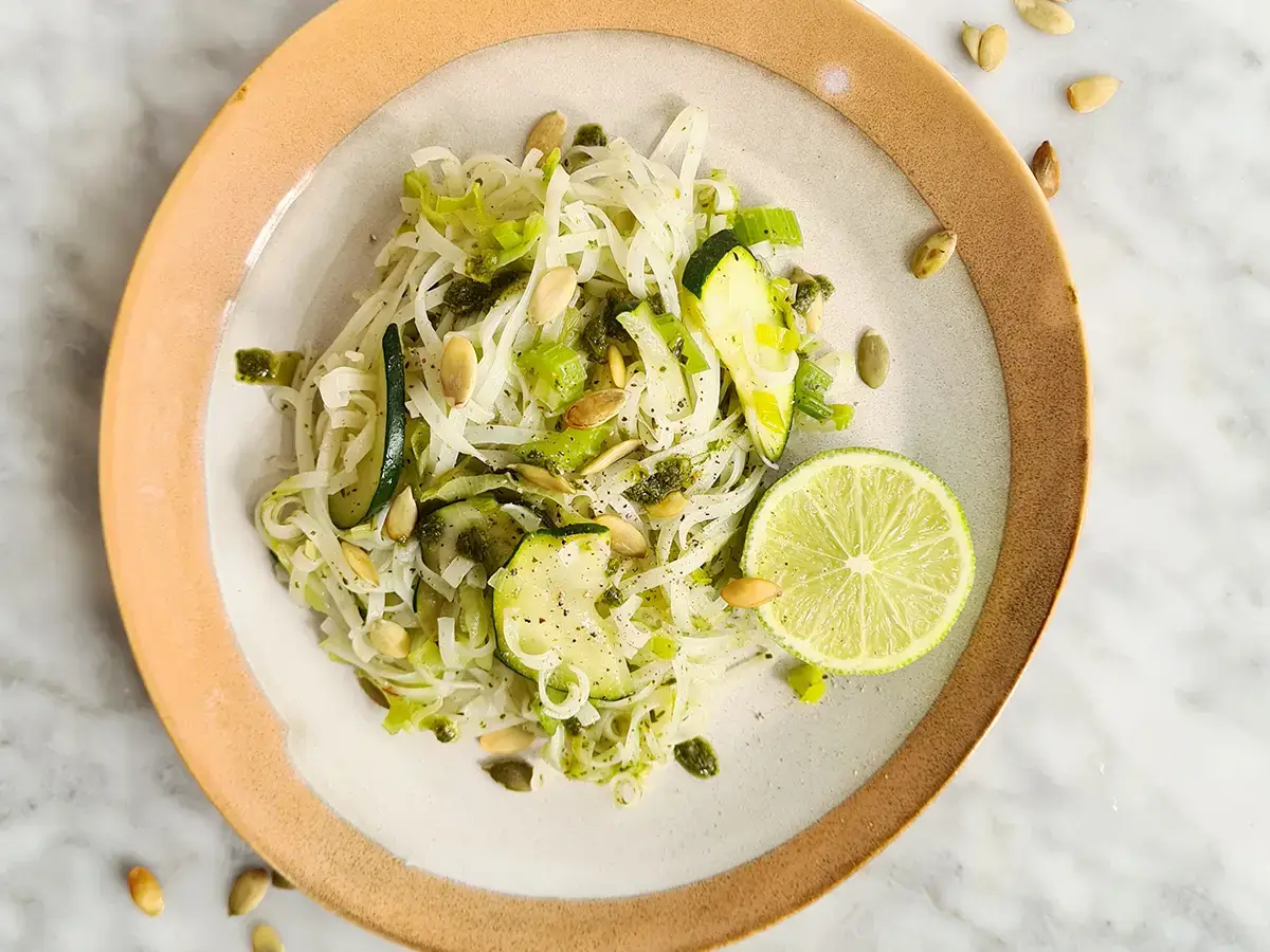 Tagliatelle met pesto eten