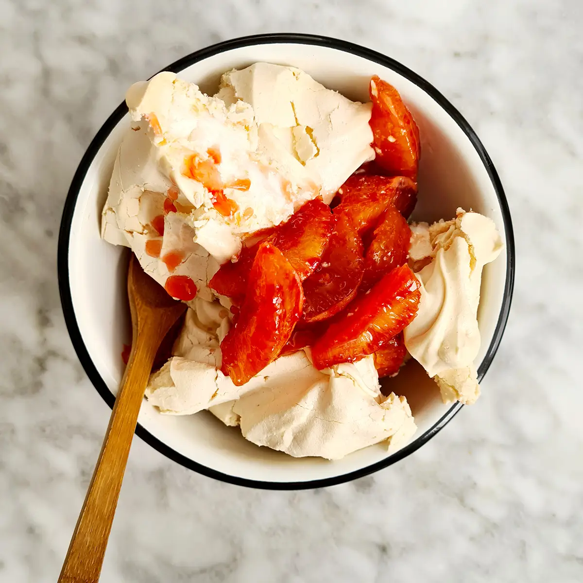 Vegan pavlova met rode sinaasappel