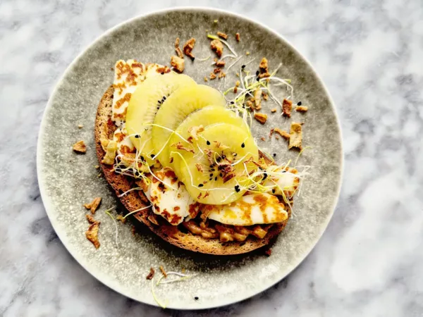 Gegrilde halloumi op brood