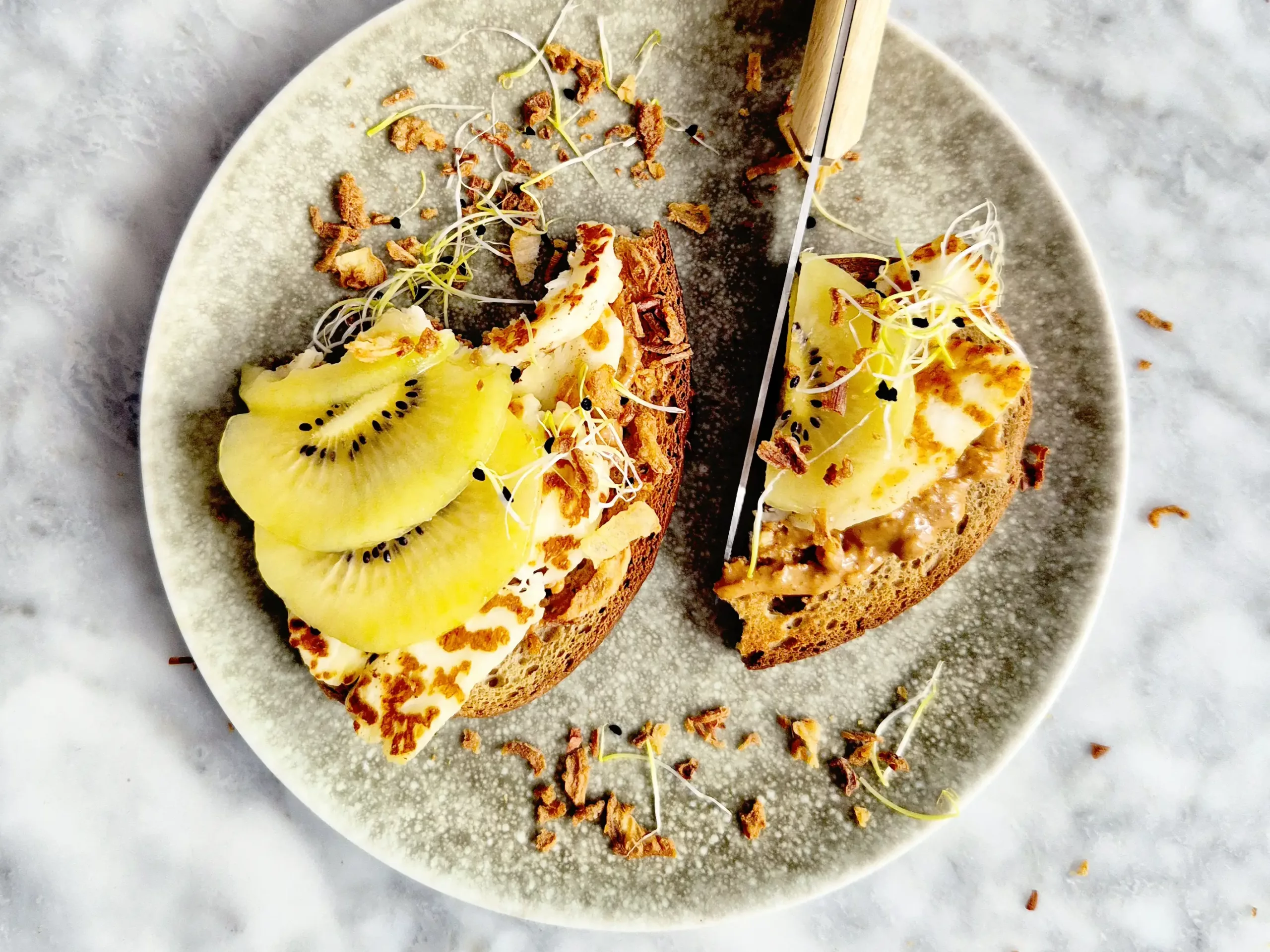 Gegrilde vegan halloumi op brood 
