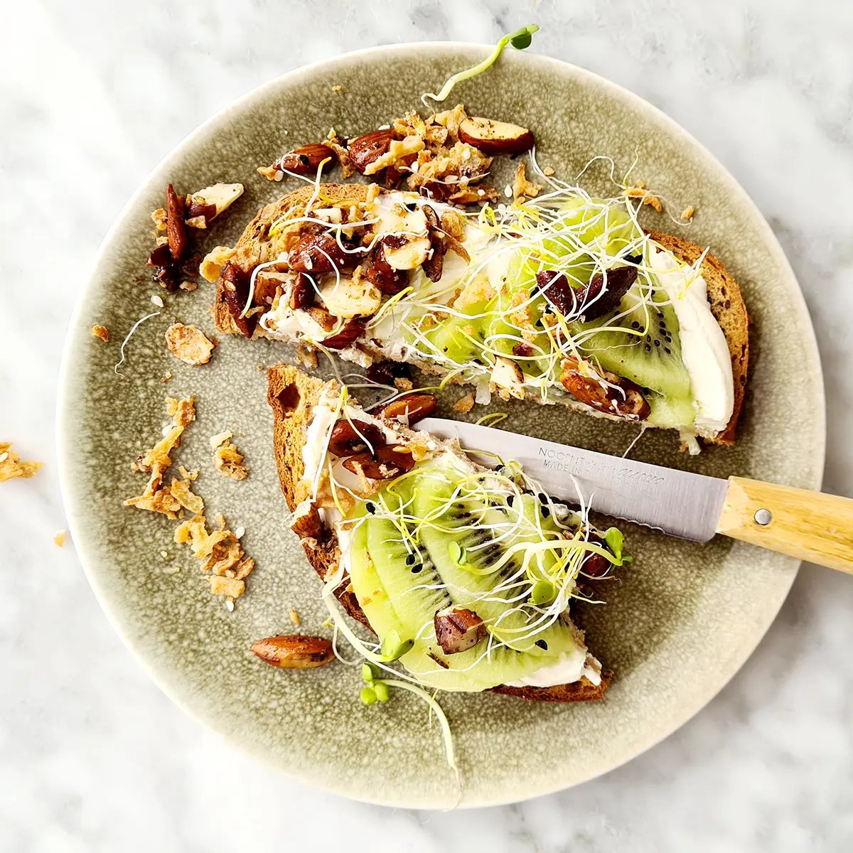 Broodje kiwi met spread Broodje kiwi met spread