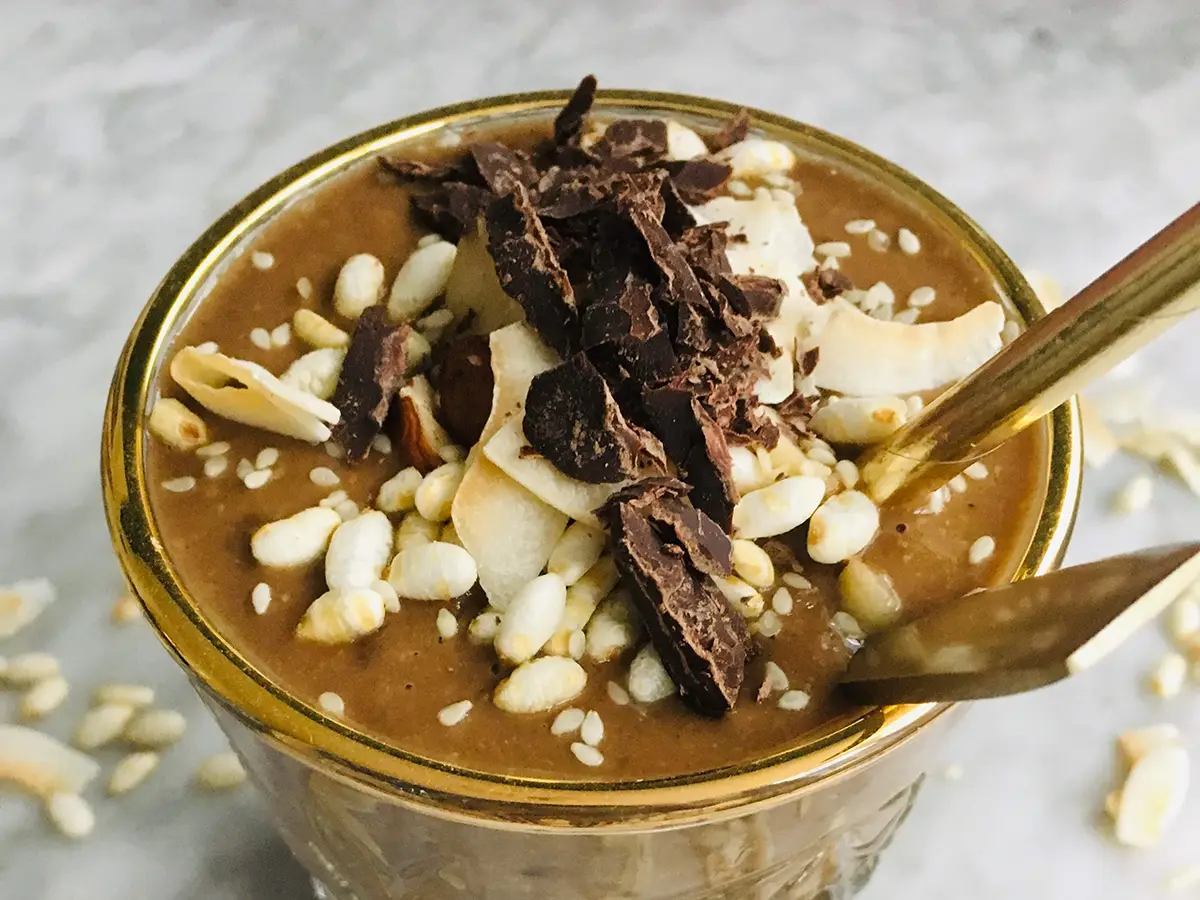 Chocolade smoothie met dadels en avocado