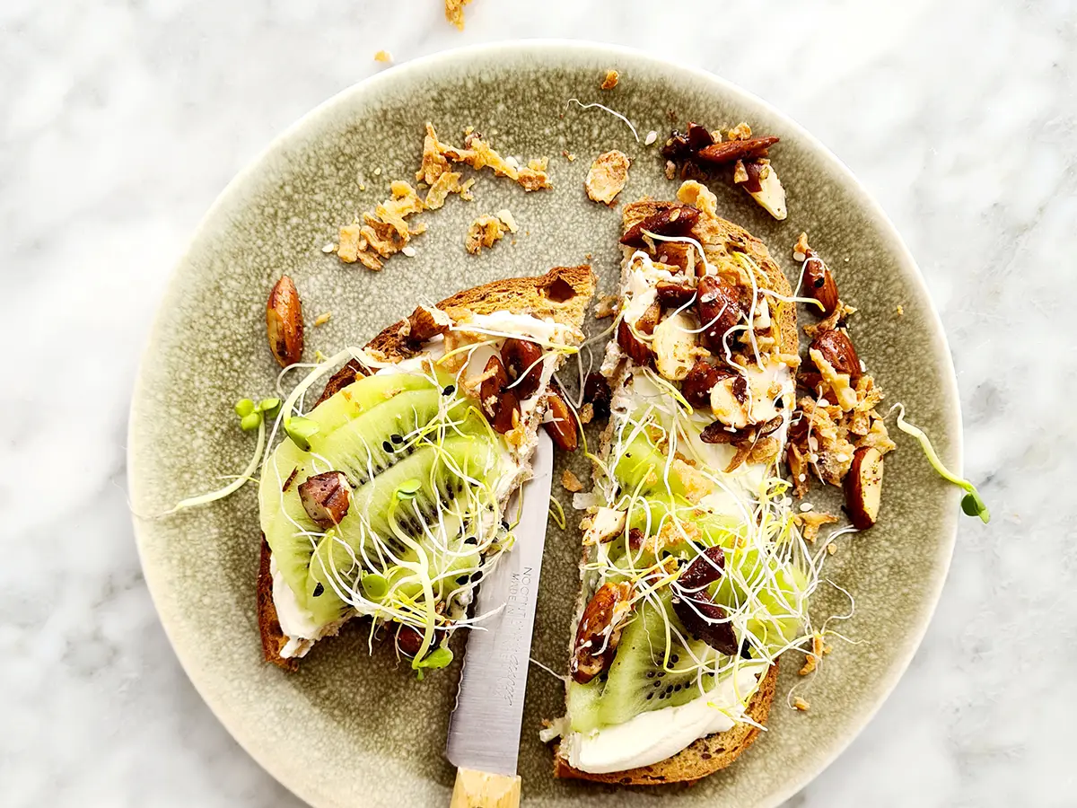 Kiwi met spread en noten Kiwi met spread en noten