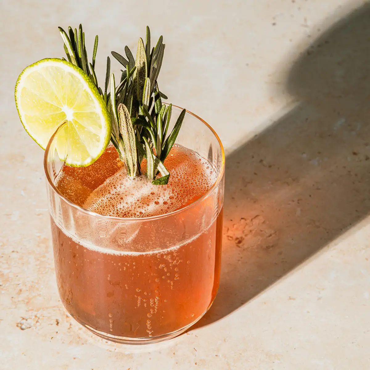 Alcoholvrije cocktail spumante en bloedsinaasappel