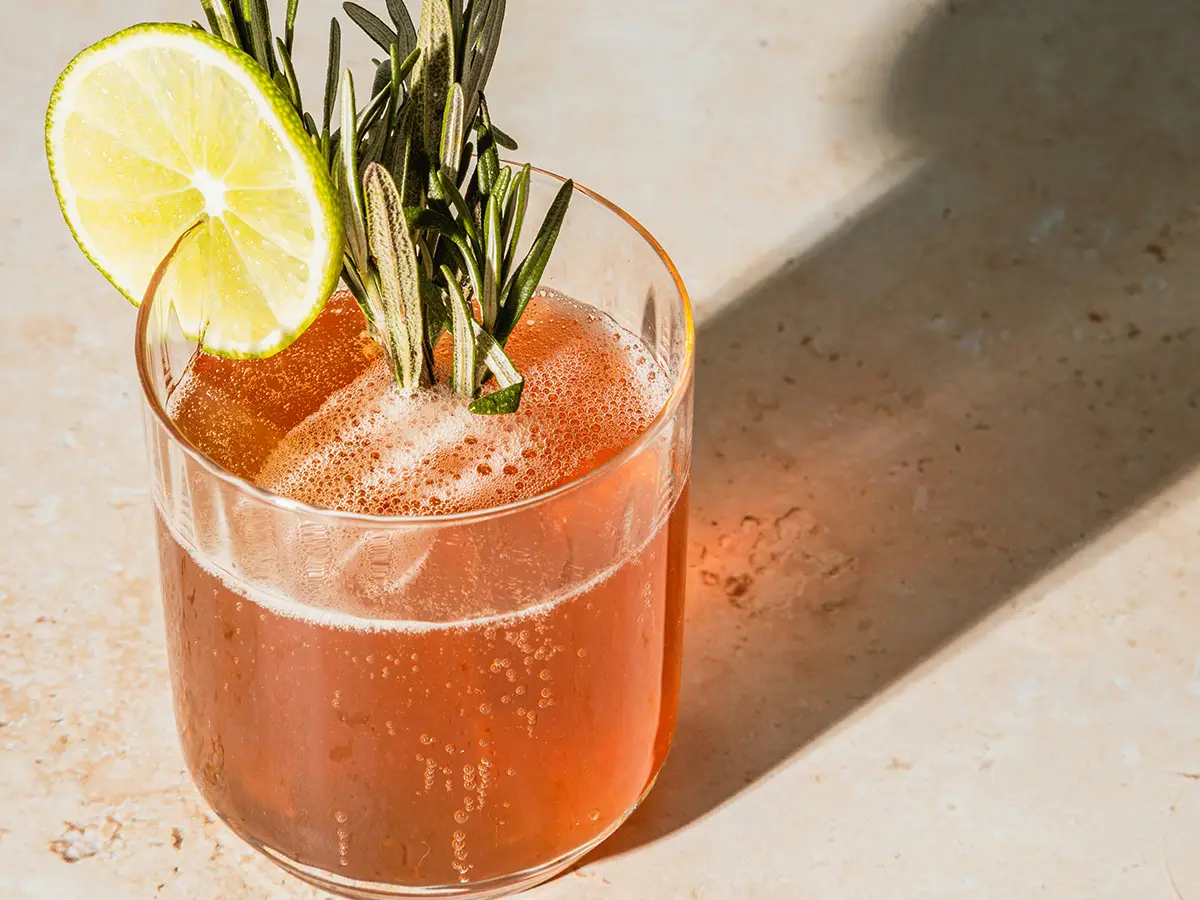 Mocktail met spumante en bloedsinaasappel