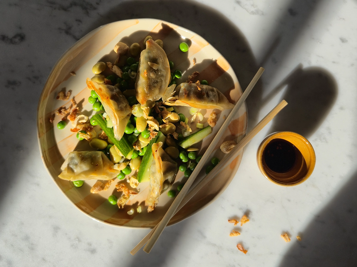 Spicy dumplingsalade met edamame & gyoza