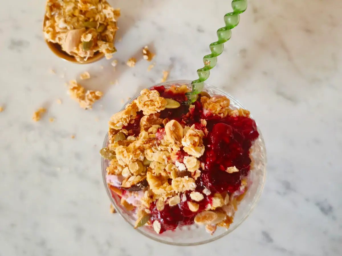 Herfst yoghurt bowl met bessensaus Herfst-yoghurt bowl met bessensaus