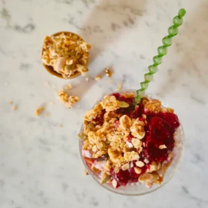 Yoghurt bowl met bessensaus